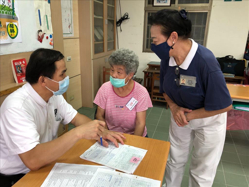 徐奶奶感恩慈濟醫師親切服務，志工陳春菊在旁陪伴，一起關心。（圖為慈濟基金會提供）