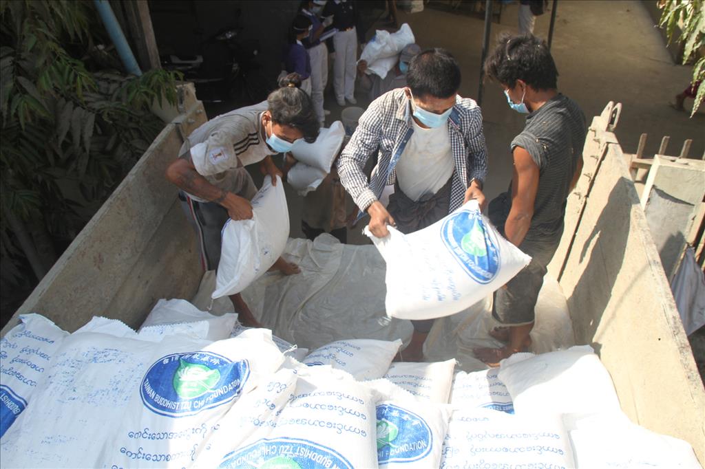 柬埔寨慈濟志工發放來自台灣的愛心大米。（圖為慈濟基金會提供）