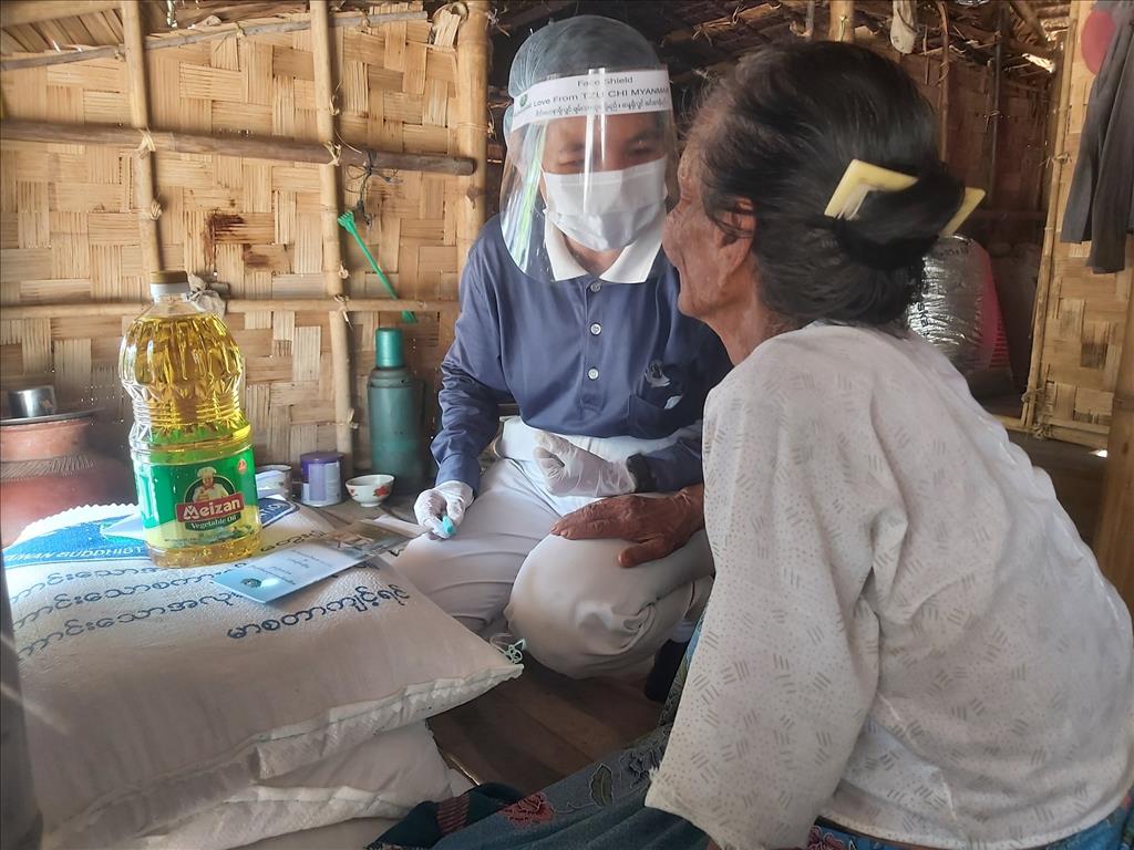 緬甸慈濟志工前往農村訪視貧窮的人家，提供給91歲的老奶奶大米與食用油。（圖為慈濟基金會提供）