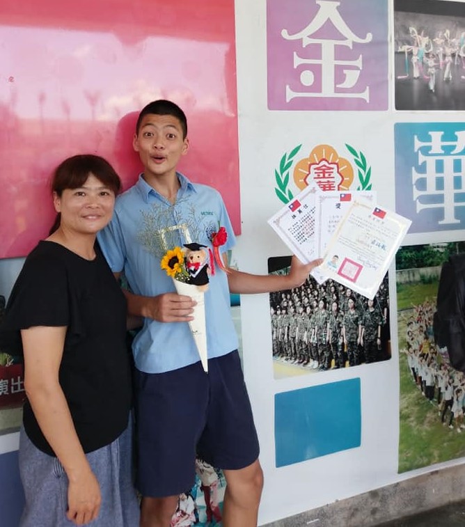 女籃國手楊淑怡(左)的公子葉惟捷從金華國中畢業，媽媽留下一篇感性文章，給這個將近190公分的國中小長人一份真情鼓勵。