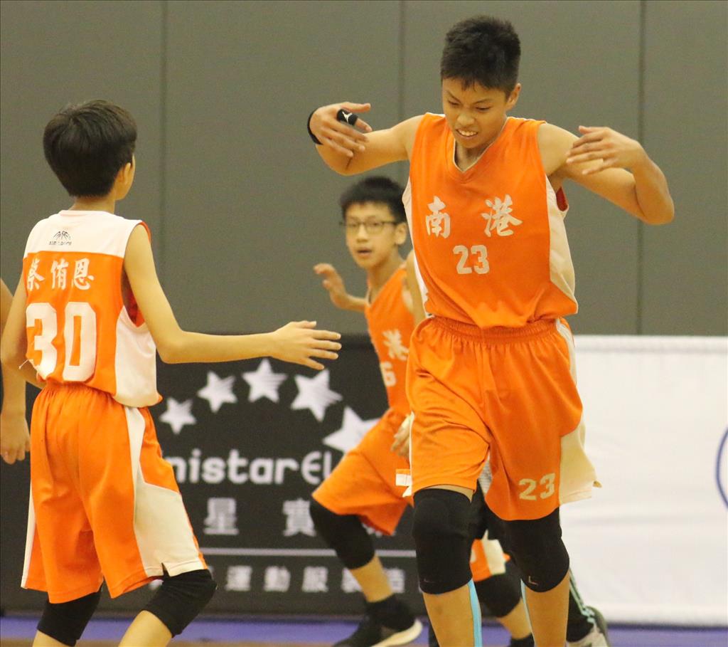 在全國大賽雙料冠軍的台北市南港國小，仍是國小聯賽的熱門隊伍。