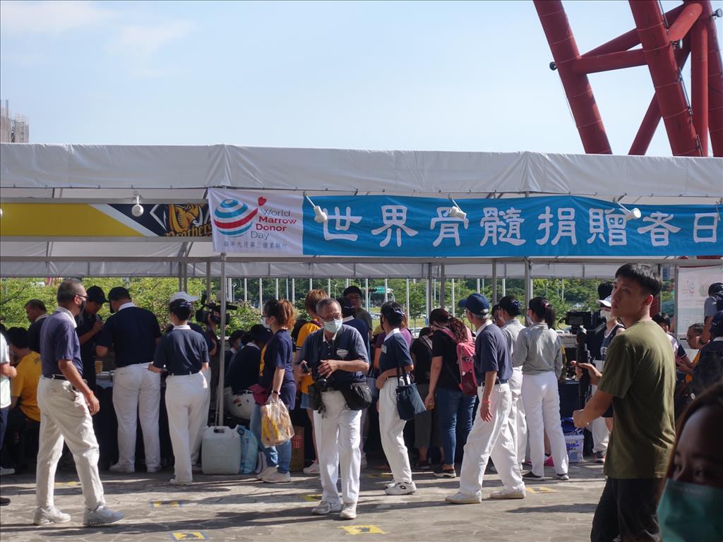 7月11日中職邀請慈濟在台中洲際棒球場推廣骨髓幹細胞建檔，傍晚立刻集滿超過100支。（圖為慈濟基金會提供）
