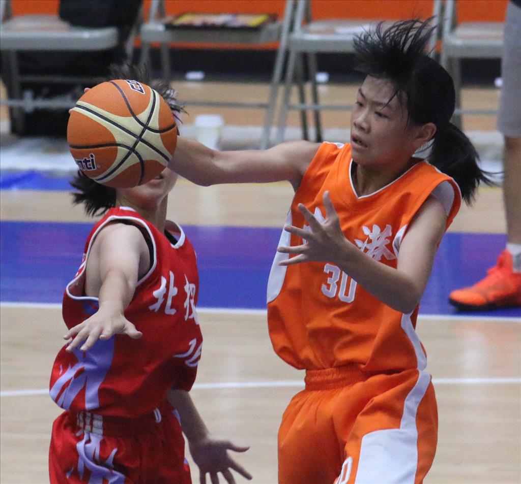 南港國小女籃隊跨越北投國小，闖進四強。