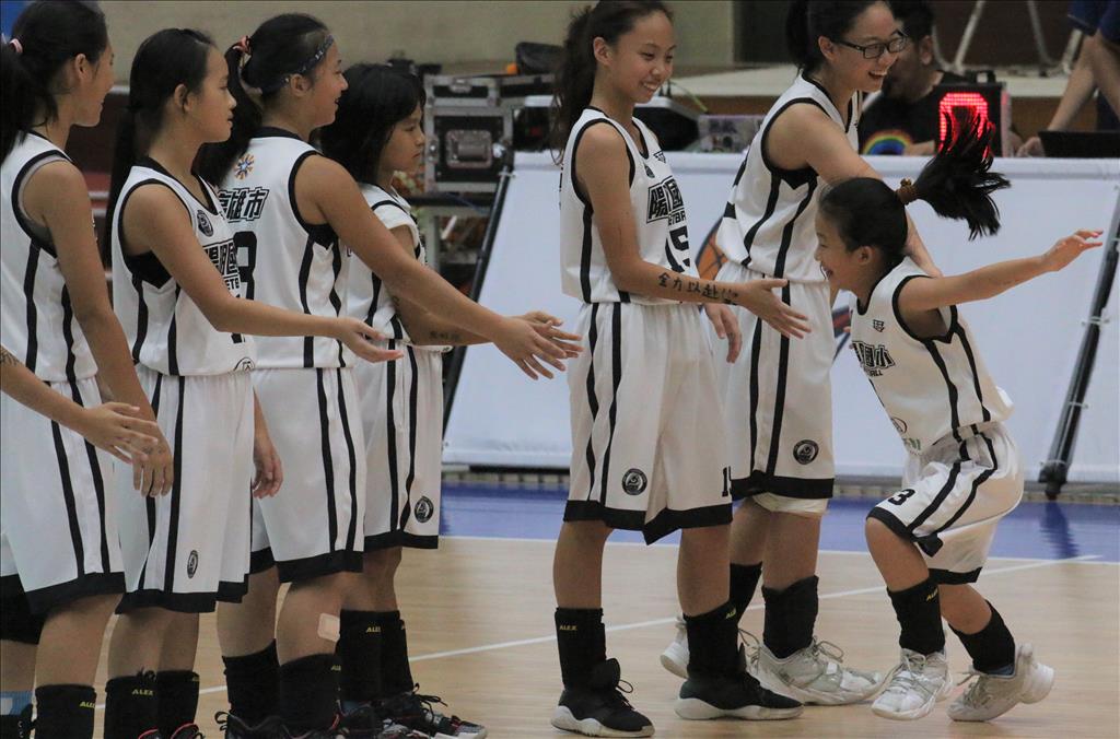 高雄市陽明國小女籃隊打出奇蹟之旅，也是夢幻一班的冠軍剋星，她們在8天內創造出一段國小畢業代表作的奇幻之旅。