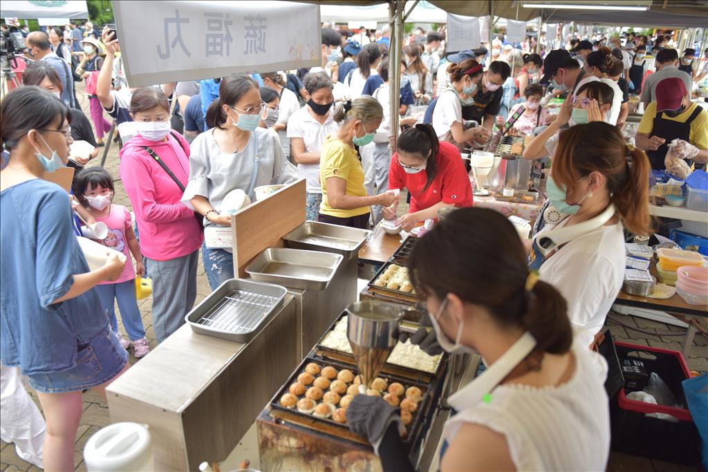 8月16日高雄靜思堂前廣場的蔬食無痕市集，民眾帶餐具來購買。（圖為慈濟基金會提供）