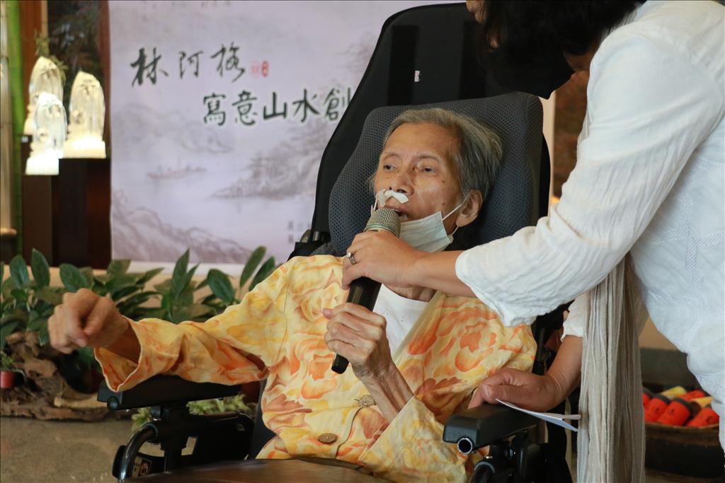 林阿梅致辭感恩醫護團隊並獻唱日文歌。