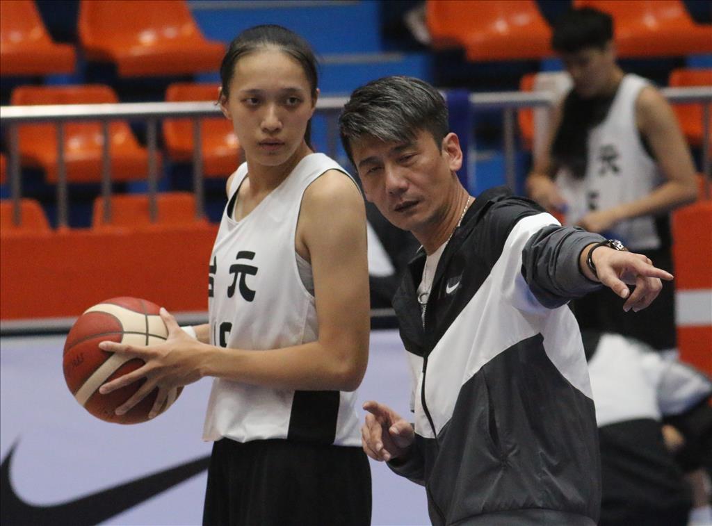 身材高人一等的女籃中鋒史靜茹(左)，已經成為台元隊教練邱啟益的新秘密武器。