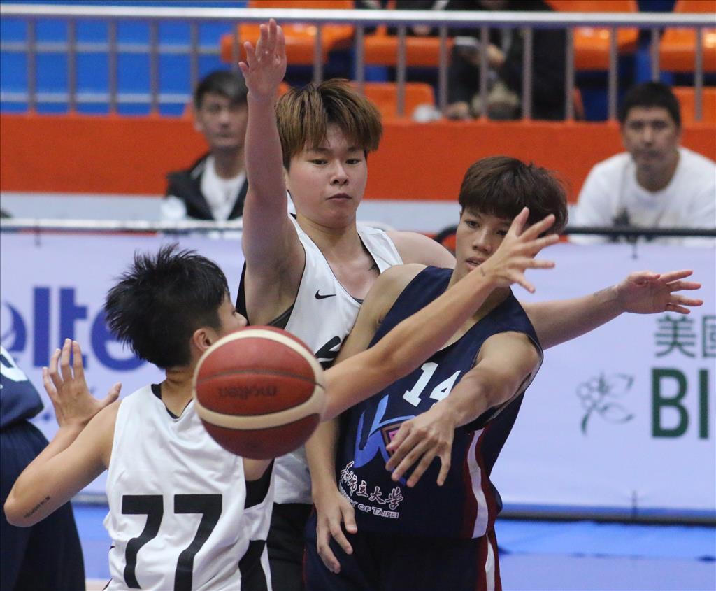 林蝶(中)穿上台元女籃隊球衣之後，可望在職業女籃領域有長達15年的發展黃金期，是台元隊復興的希望之星。