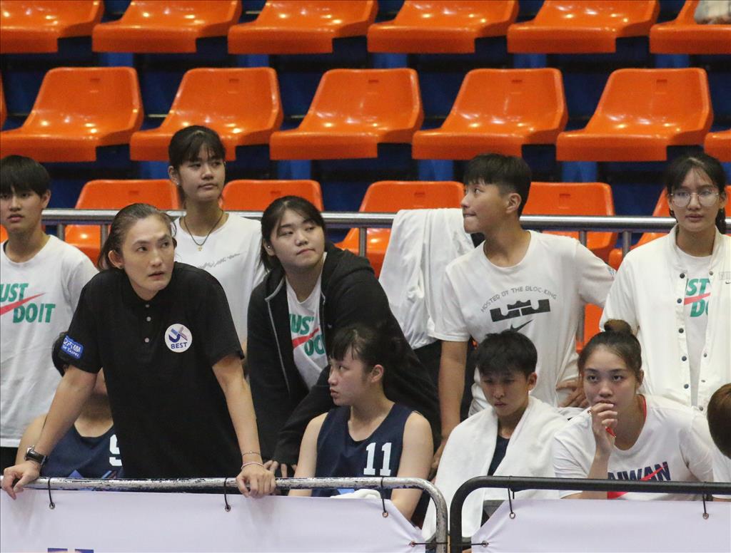 正牌的女籃博士錢薇娟教授(左)，面臨教學生涯最大挑戰，她帶領的台北市大女籃隊能否撐過乾旱季，備受關切。