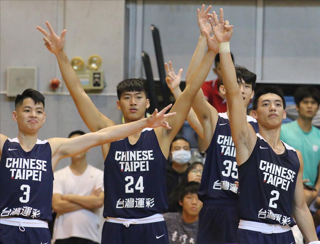 魏嘉豪(右一)的籃球故事，8年內從138公分長高到180公分，終於穿上中華隊球衣，可謂傳奇。