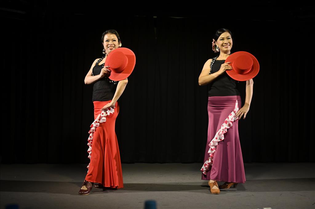 團長吳宛樺（右）「Guapa y Guapa」佛朗明哥舞蹈熱情洋溢，獲得台下愛波姊妹們好評。