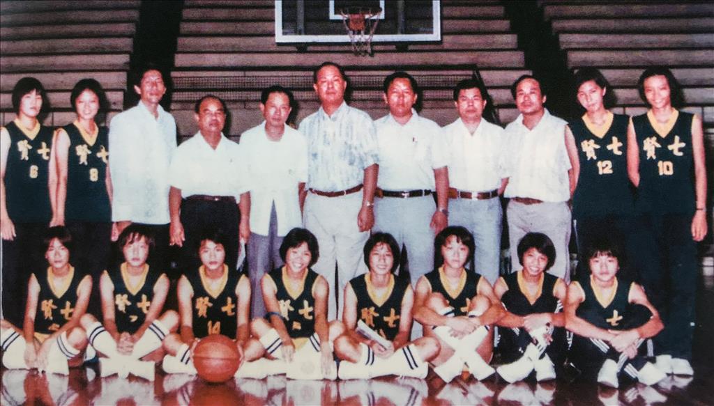 將近50年前，七賢國中女籃隊遠征菲律賓，這是地理老師兼籃球教練劉錦池的一個特殊功業，帶領七賢國中球員環遊世界的起站。