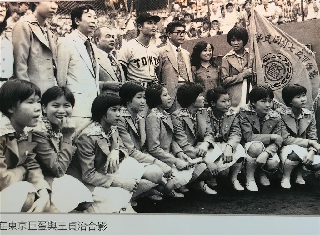 七賢國中女籃隊贏得全國冠軍後，前進日本比賽，還親眼見證我國全壘打王王貞治青春正盛的創世界紀錄之旅，大家喜孜孜在日本東京棒球場合影。