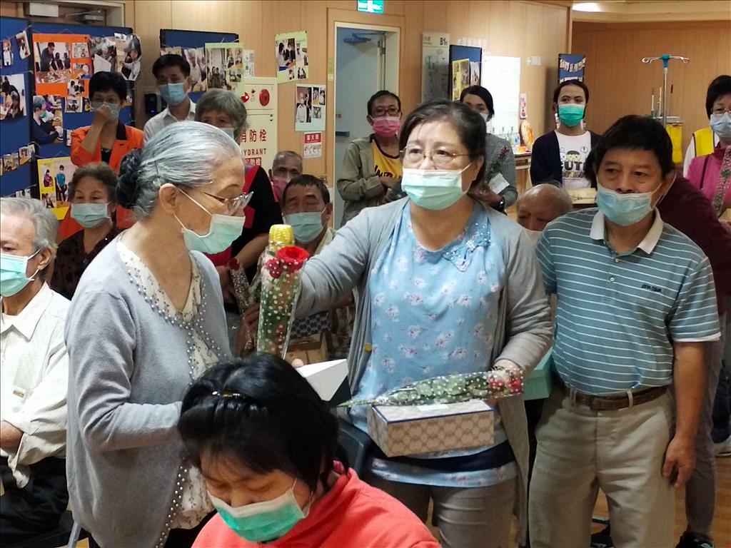 王小姐（左二）與表示母親雖病痛不斷，但據點有醫院協助，都能照顧得很好。