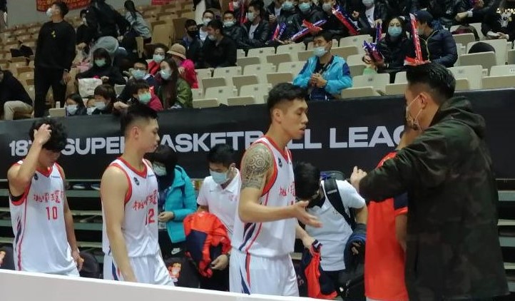 璞園籃球隊總經理陳信安(右一)，在本季SBL比賽第一場結束後，站在球隊席逐一和所有球員握手，這也是這支嶄新球隊例行賽第一戰與第一敗，預期今年球季璞園隊將很不好過。