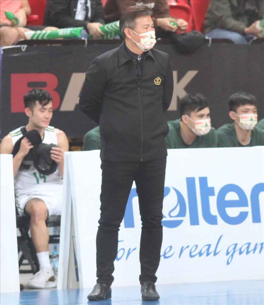 取得開季10連勝，台啤隊總教練周俊三終於敢穿全黑的中華奧會委員制服，勇敢繼續挑戰連勝數字。