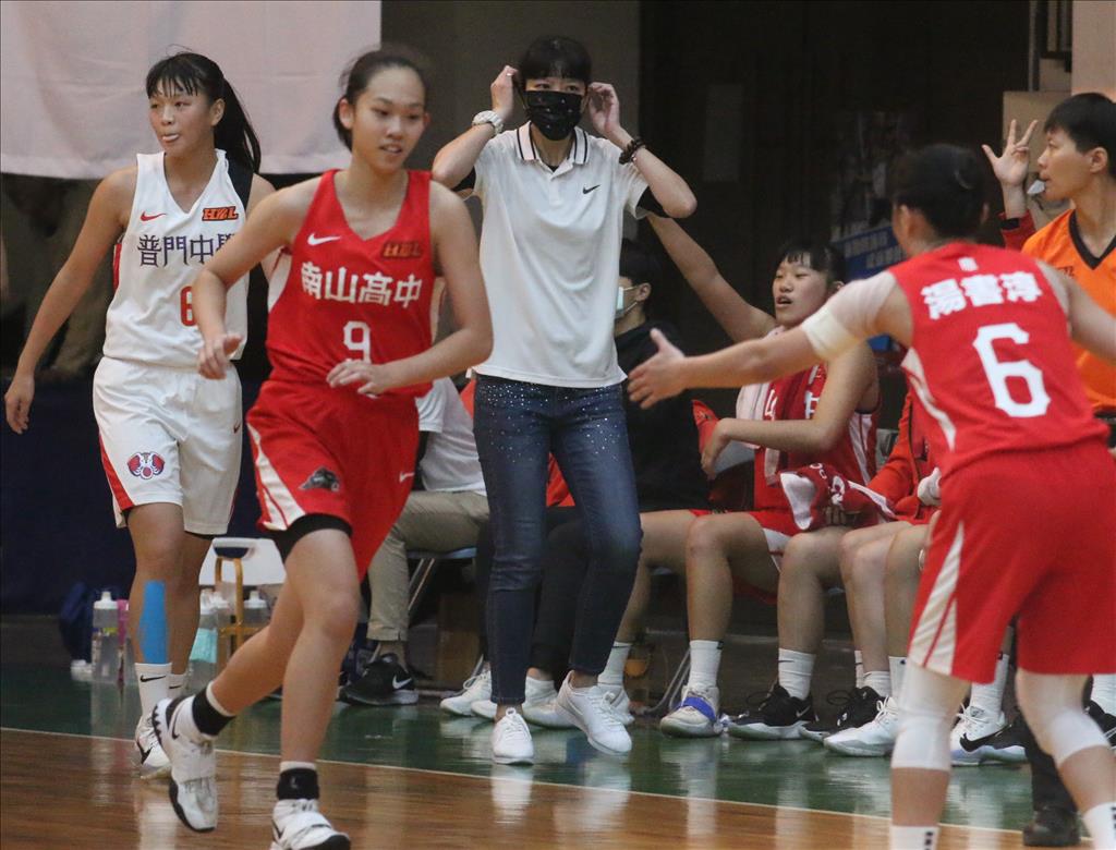 南山高中劉芳瑜(左二)投效到李陸臻教練的懷抱，也是一段奇緣，她很有可能寫下國小國中高中階段都打進冠軍賽紀錄。
