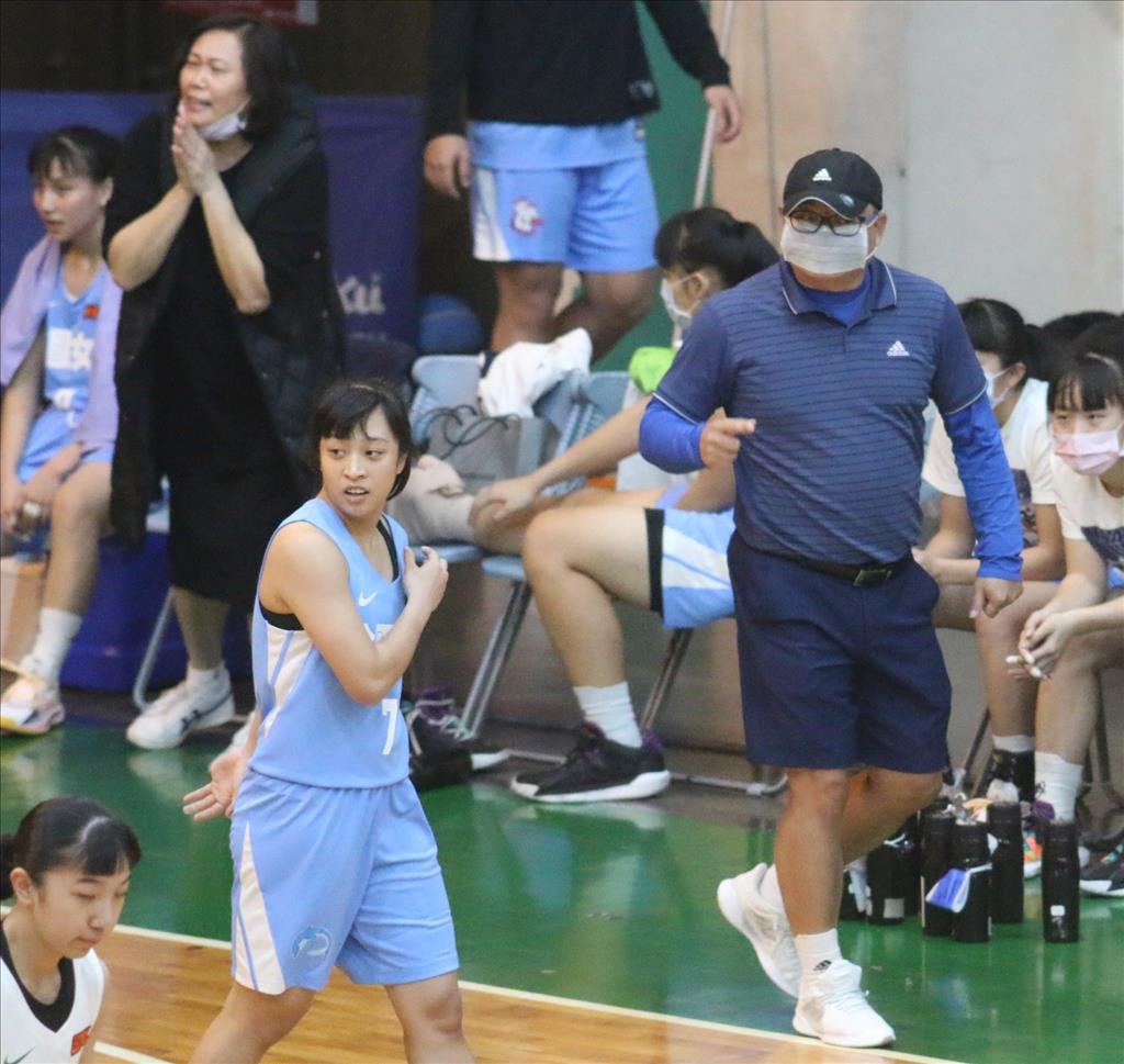中國大陸男籃隊神秘的臺灣體能教練楊政盛(右一)，現在帶領金甌女中籃球隊重返八強。